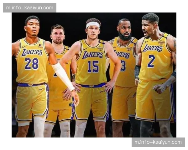 国王布朗调整进攻节奏 面对湖人小阵容尝试更多内线冲击但效果不佳